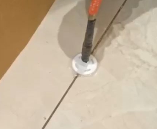 邯郸市瓷砖空鼓维修公司专业解答瓷砖在铺贴过程中，如果没有涂抹均匀到位的粘结材料（如水泥砂浆或瓷砖胶），可能会导致以下问题