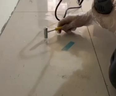 邯郸市瓷砖开裂维修公司专业分享瓷砖在铺贴前如果没有沥干水分，将会导致以下问题